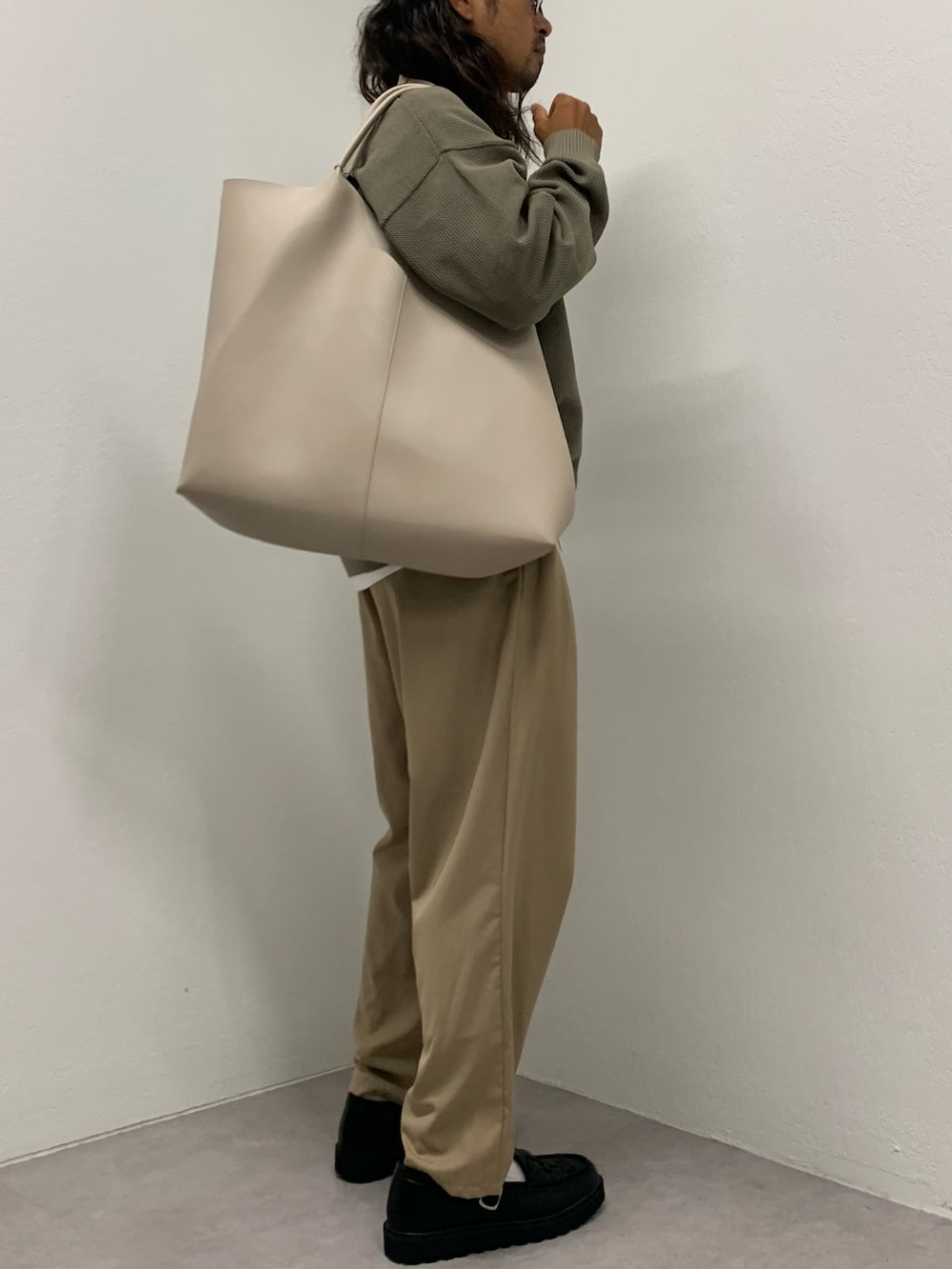 ベージュ系のカーディガン/ボレロ、ホワイト系のTシャツ/カットソー、ベージュ系のその他パンツを着用したメンズの秋コーディネートの3枚目の写真
