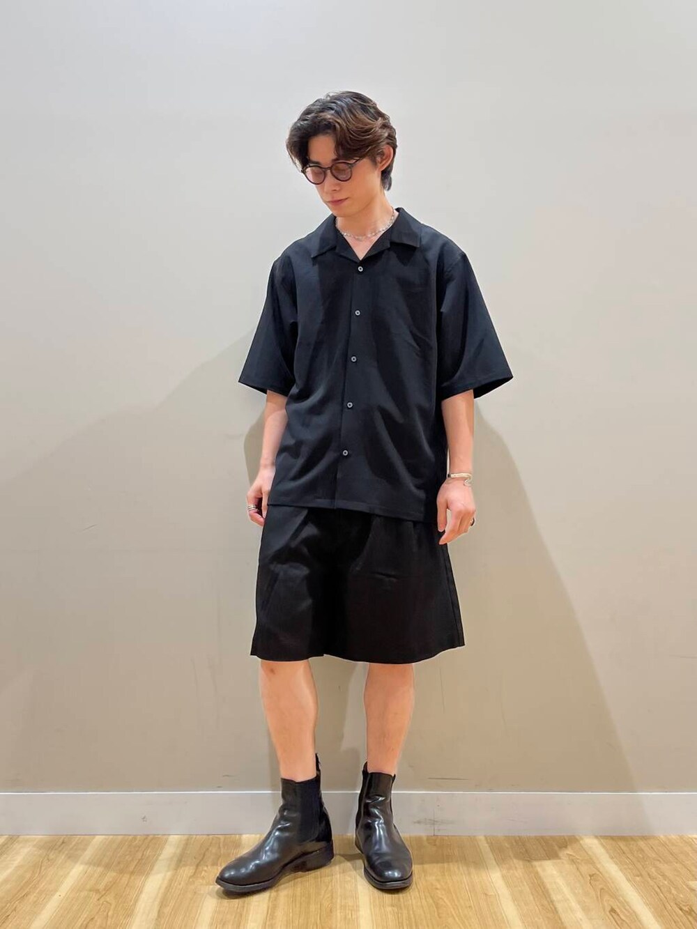 ブラック系のタンクトップ、ブラック系のその他パンツ、ブラック系のシャツ/ブラウスを着用したメンズの夏コーディネートの2枚目の写真
