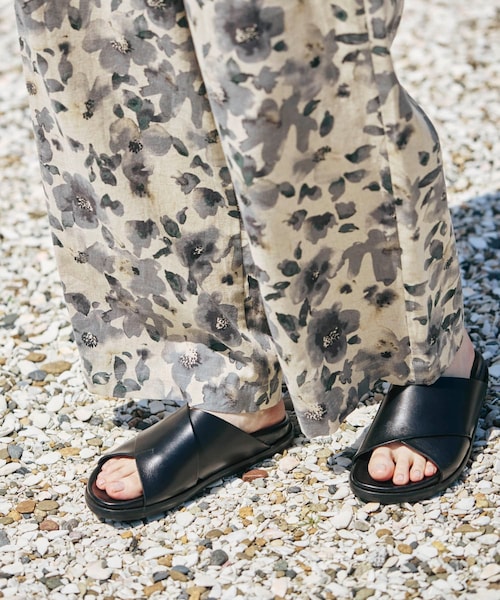 かぐれ(カグレ)の「CORSO ROMA, 9 CROSS SANDAL(サンダル・レディース・NERO・36/37/38)」の2枚目の写真