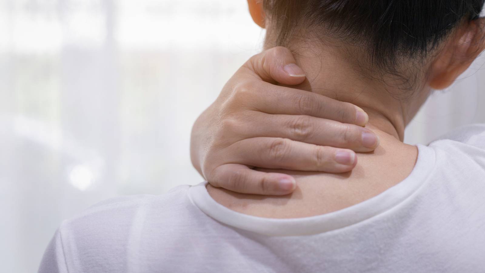  ストレスと肩こり、意外と関係が？メンタルヘルスの観点で考える、肩こりの原因と解消法｜心理師が解説 