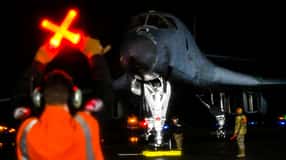 Bodencrew weist B-1B Lancer bei Nacht ein