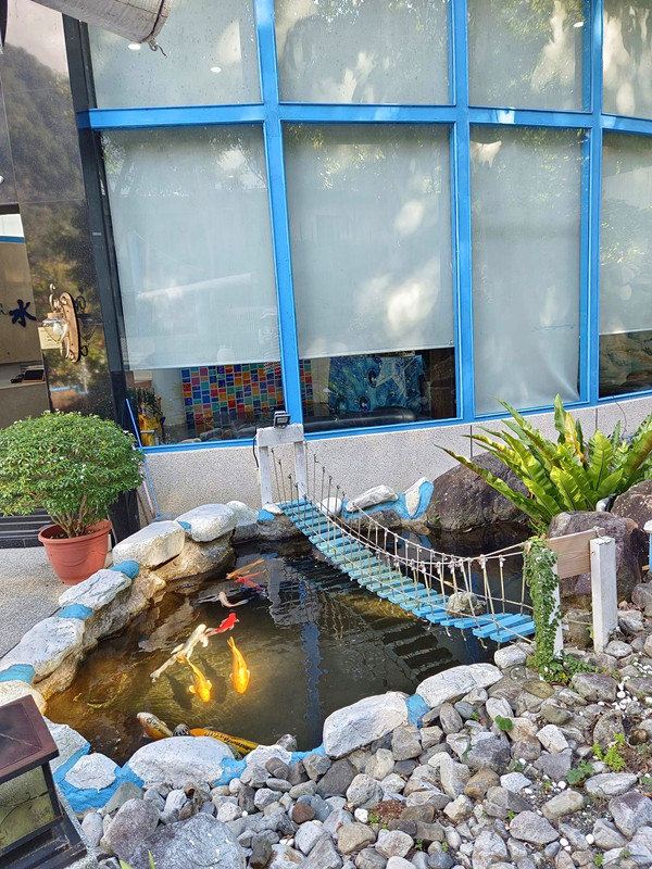 谷關溫泉推薦|麗池山水溫泉會館,浪漫藍白希臘風,湯屋還有按摩水柱 麗池山水溫泉會館
