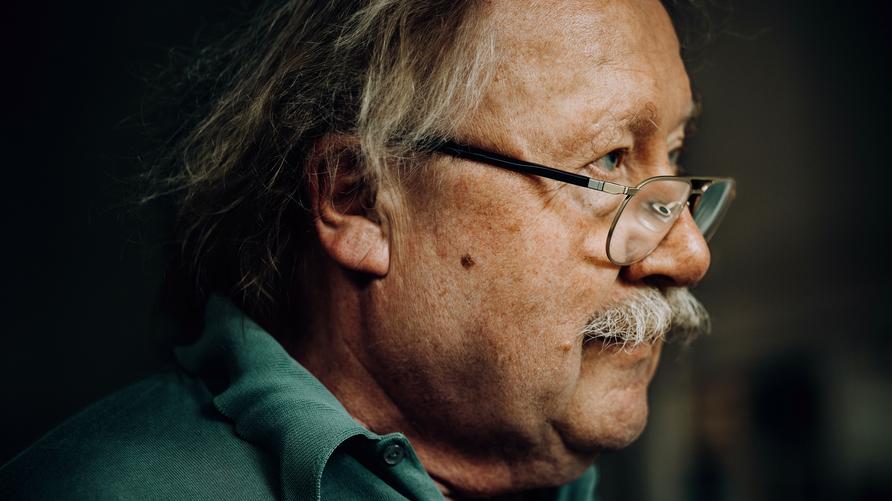 Peter Sloterdijk: Bu wie im Print, bitte ++++++++++<br />  *** SPECIAL FEE *** HIGHRES ON REQUEST *** Peter Sloterdijk, deutscher Philosoph, Kulturwissenschaftler, Publizist, Einzelportrait, Portrait, fotografiert in seiner Wohnung in Berlin am 13.07.2022, Deutschland

Engl.:  *** SPECIAL FEE ***
Peter Sloterdijk, German philosopher, author and publicist, portrait at his home in Berlin, Germany, Europe, on 13 July 2022, culture, science