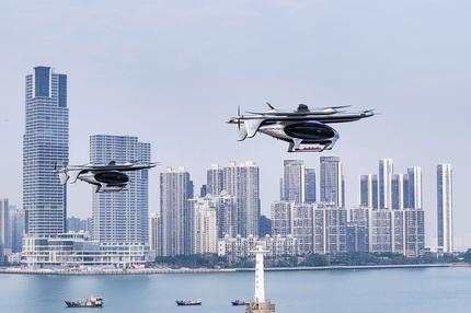 Drohnen: Testflug zweier Flugtaxis der Shanghaier Ingenieursfirma Autoflight 2024 in der südchinesischen Stadt Zhuhai