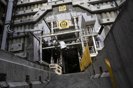 Gotthard-Straßentunnel: Blick auf die Baustelle der zweiten Gotthardroehre waehrend der Feierlichkeiten zum ersten Einsatz der Tunnelbohrmaschine Paolina, am Freitag, 14. Februar 2025 in Airolo. (KEYSTONE/Ti-Press/Pablo Gianinazzi)