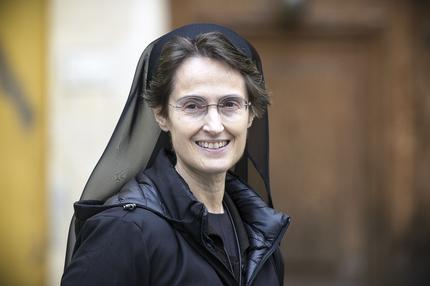 Raffaella Petrini: Raffaella Petrini, 56,  ist promovierte Sozialwissenschaftlerin.  Sie schloss sich 2007 den Franziskanischen  Schwestern der Eucharistie an.