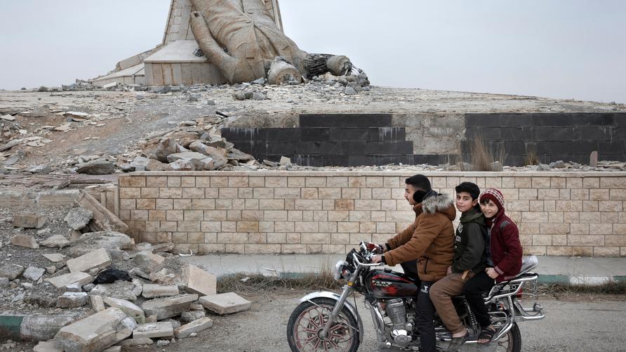 Reise durch Syrien: Die zerstörte Statue von Hafis al-Assad, Vater des gestürzten syrischen Diktators Baschar al-Assad, an der Straße zwischen Damaskus und Homs