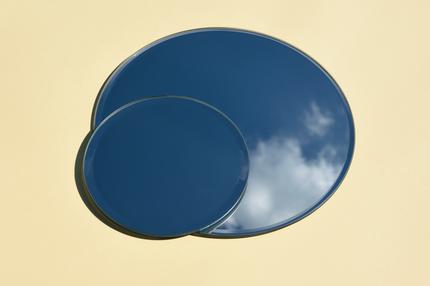 Reflexion: Spiegel erzeugen kein Licht, sie reflektieren es nur, auch dorthin, wo es sonst nicht hingekommen wäre. ++++++++++<br /> Round mirror with sky reflection. Modern concept. Minimalism.