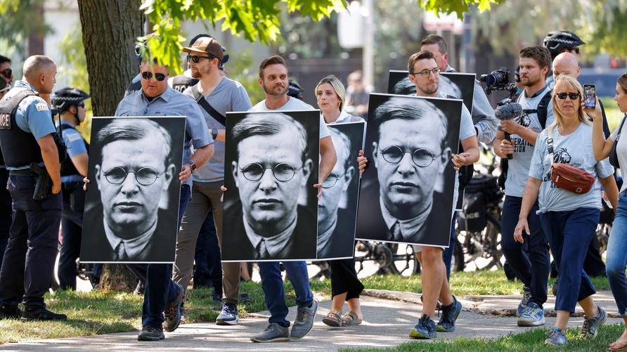 Dietrich Bonhoeffer in den USA: Demonstrierende Christen am Rande des Nominierungsparteitages der Demokraten in Chicago, August 2024