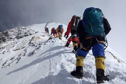 Bergsteigen: Seit der ersten Besteigung des Mount Everest 1953 schafften es inzwischen mehr als 5.000 Menschen auf den Gipfel des Bergs – mehrere Hundert kamen ums Leben.