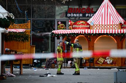 Amokfahrt: Einsatzkräfte am Morgen nach dem mutmaßlichen Anschlag auf dem Magdeburger Weihnachtsmarkt