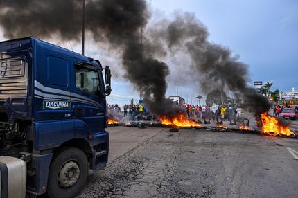 Nach der Präsidentenwahl: Lastwagenfahrer und Anhänger von Jair Bolsonaro, die gegen die Wahl von Luiz Inacio Lula da Silva zum Präsidenten sind, blockieren eine Straße in Varginha, Brasilien.