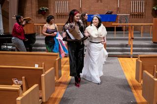 Diversitätsprogramme in den USA: Blair Campbell, a trans woman, and her partner Clare Kwon leave after being married by Pastor Julie Blum of the Maple Leaf Lutheran Church, who put out a call offering to officiate weddings for free for LGBTQIA+ people who want to get married before President-elect Donald Trump's inauguration, in Seattle, Washington, U.S. December 13, 2024.  REUTERS/David Ryder