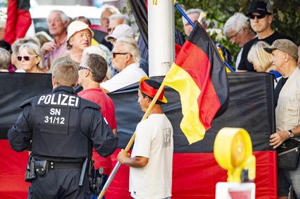 Persönlichkeitsrecht: Anhänger von Pegida und AfD protestieren gegen den Besuch von Angela Merkel in Dresden