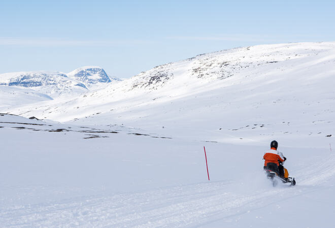 Bilde av fjell og snøskuter