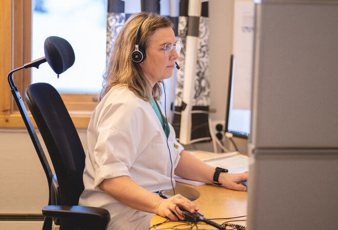 Bilde: Pleier i arbeid på kontor