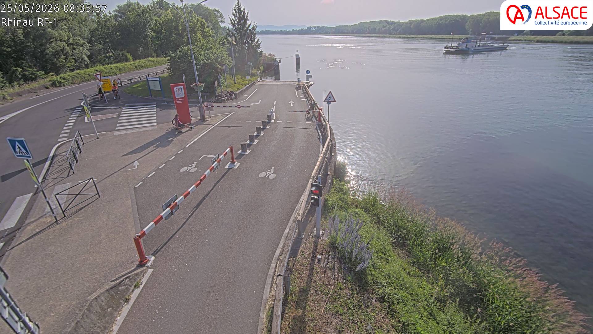 Webcam du bac de Rhinau-Kappel. Vue avant le quai d'embarquement du côté français, à la jonction entre la D20 et la D5. Vue orientée vers Benfeld