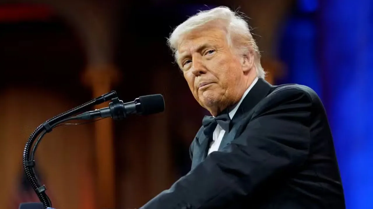Presidente Donald Trump vestido de smoking fala diante de um microfone