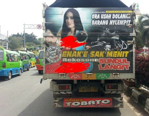 Bak belakang truk lucu