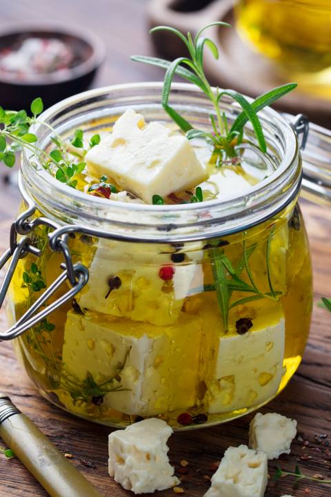 Marinált feta sajt üvegbe zárva: fűszernövényekkel gazdagon készül