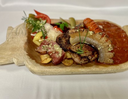 Magyaros „malacságok” fatálon (Fokhagymás karaj, mustáros flekken, füstölt csülök, grillezett malacfasírt, debreceni rózsa, fűszeres pirított burgonya, magyaros lecsó, vegyes savanyúság)