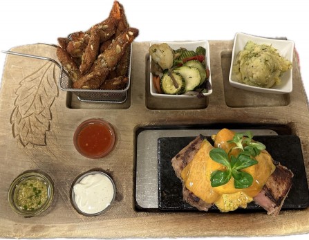 Borjú hátszin (Entrecote Belgiumból) 300g Lávakövön sütve Cheddar sajttal séfmester fűszervajjal, aranyló bundában sült ropogós batátával, langyos balzsamecetes mediterrán salátával, brokkoli burgonya "törettel".