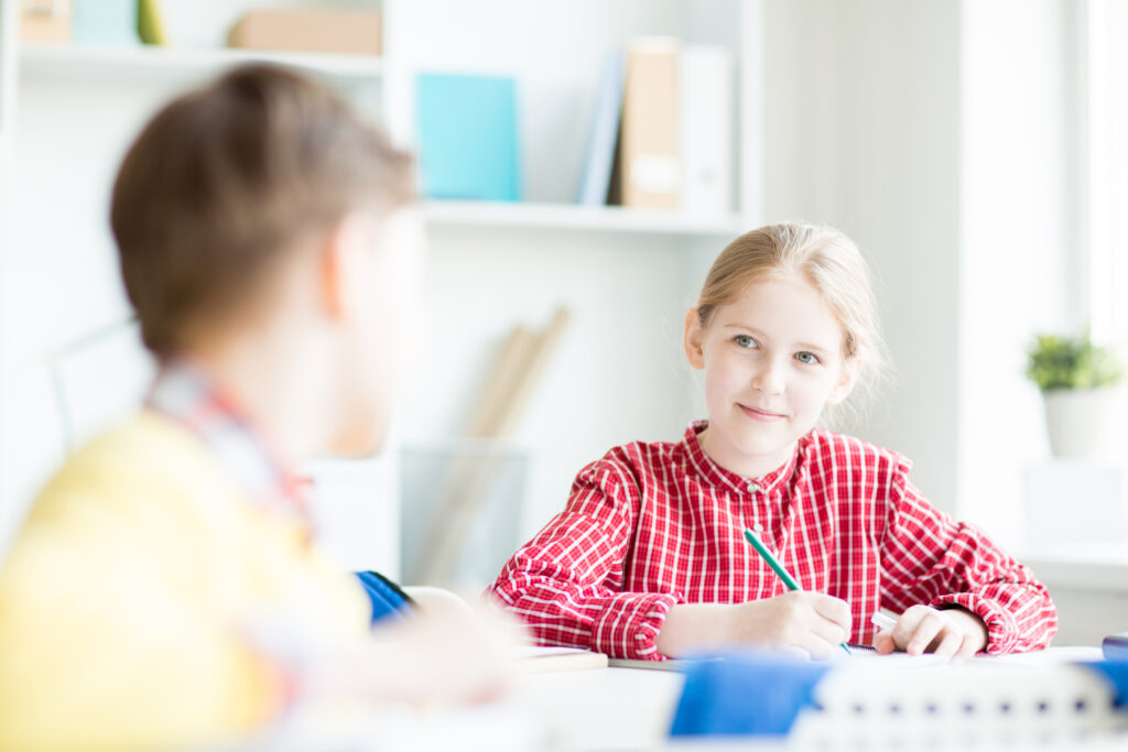 Illustrasjonsbilde gutt og jente på skolen. Foto: Colourbox