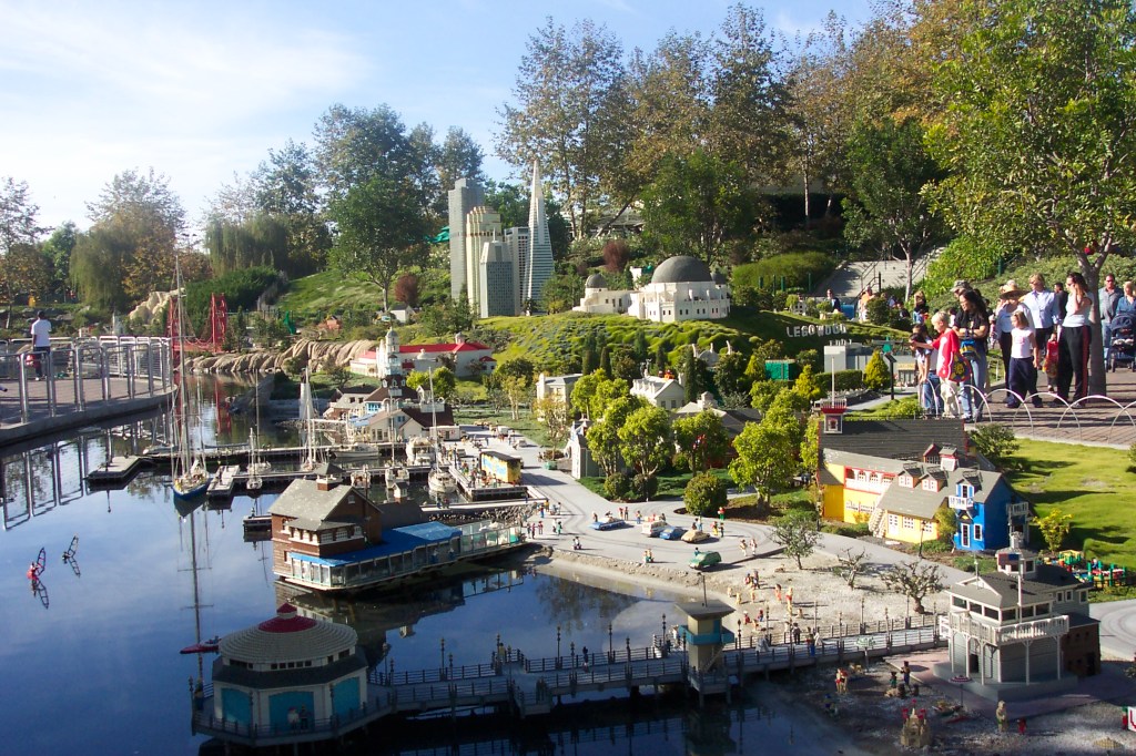 You can see skyscrapers and the harbor and various famous buildings.