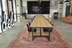 Grote lange eiken tafel