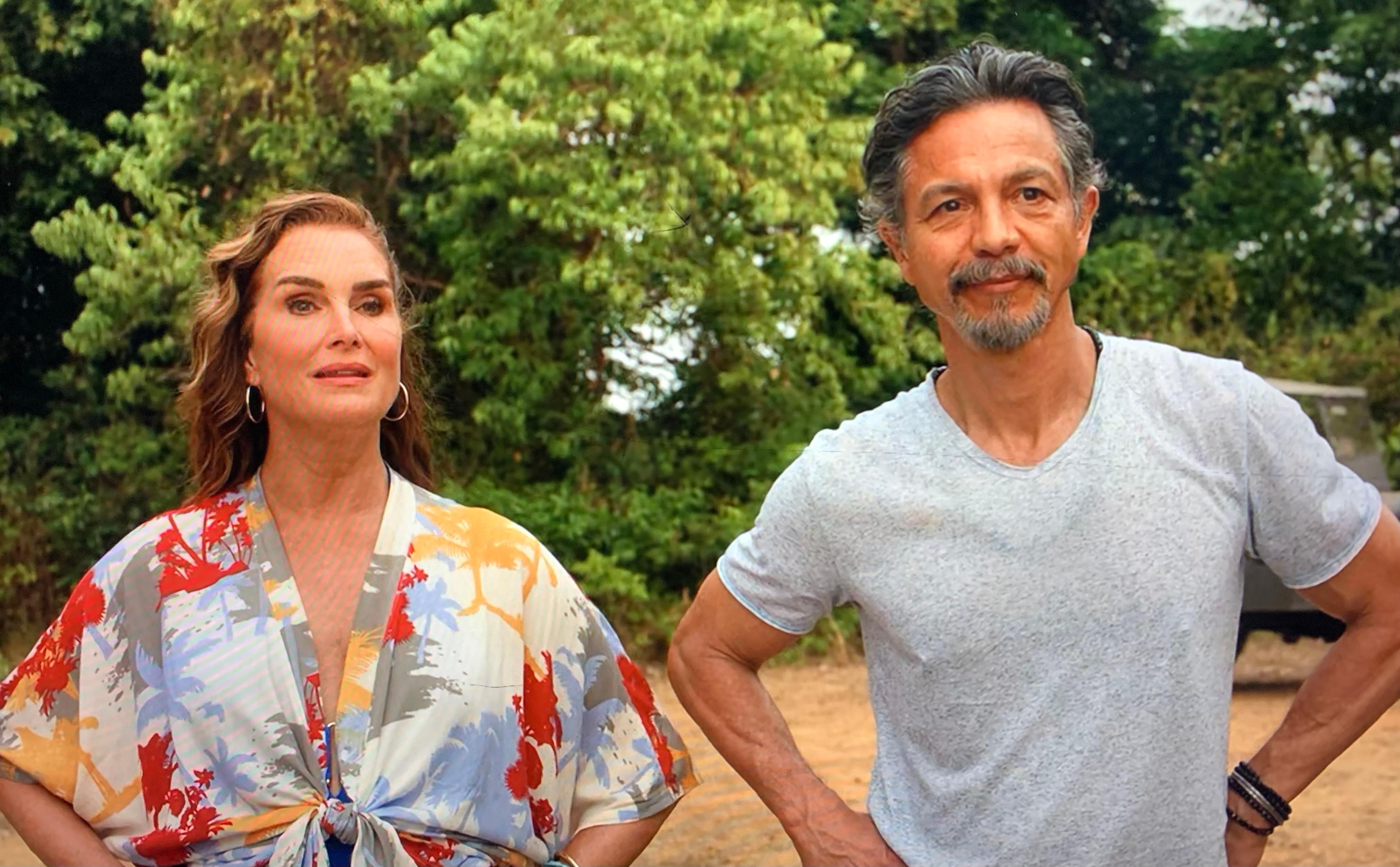 Brooke Shields and Benjamin Bratt in La madre de la novia (2024)