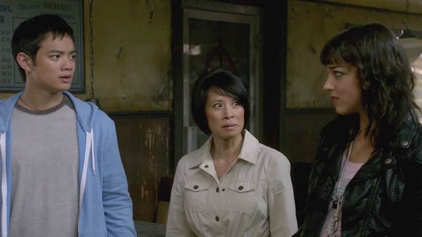 Lauren Tom, Osric Chau, and Cyrina Fiallo in Sobrenatural (2005)