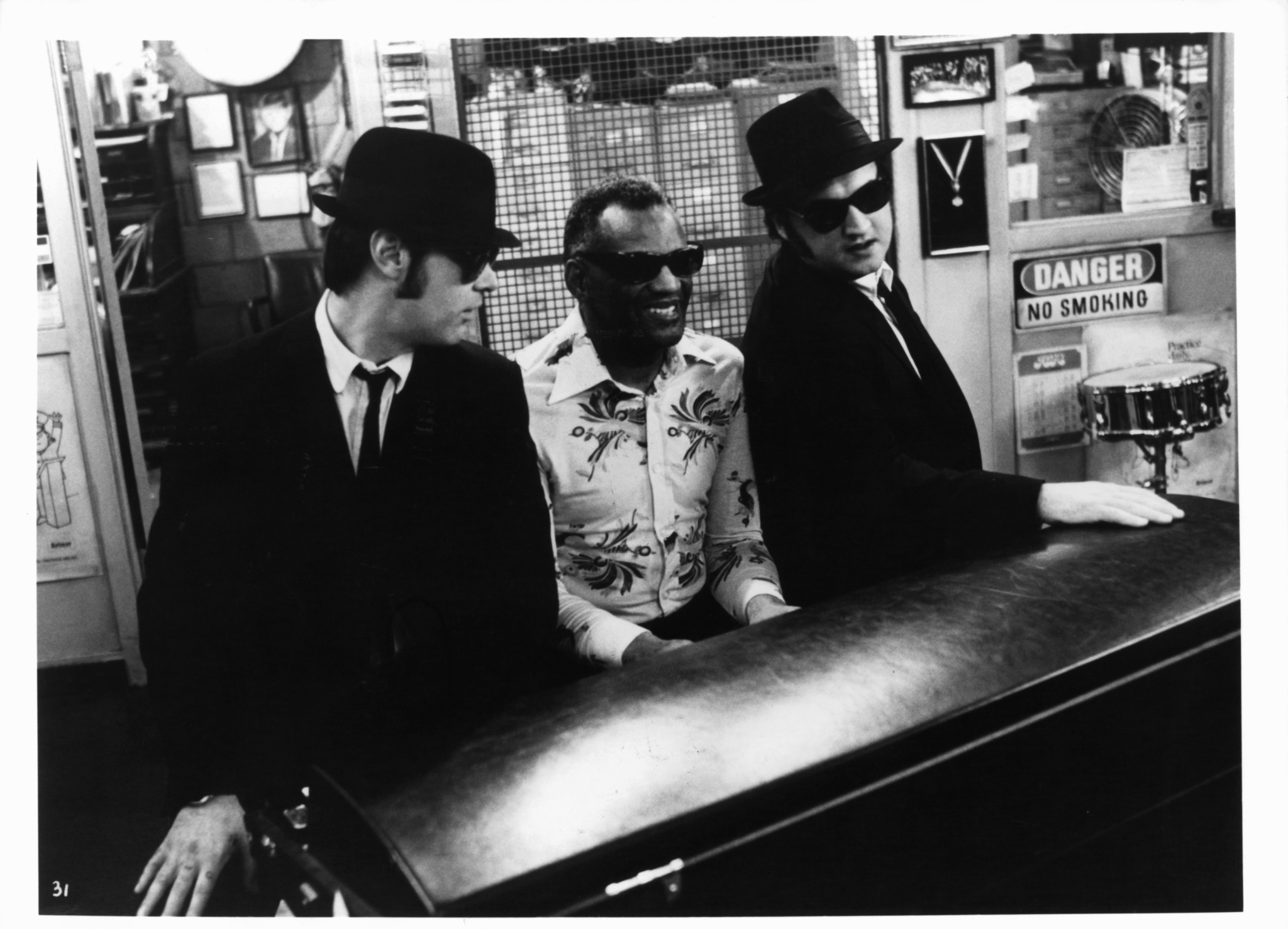 John Belushi, Dan Aykroyd, Ray Charles, and The Blues Brothers in Granujas a todo ritmo (The Blues Brothers) (1980)