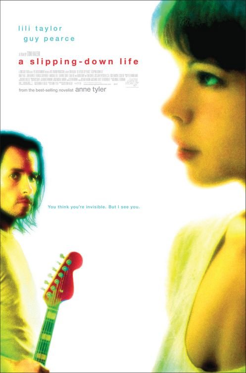 Lili Taylor and Guy Pearce in A Slipping-Down Life (1999)