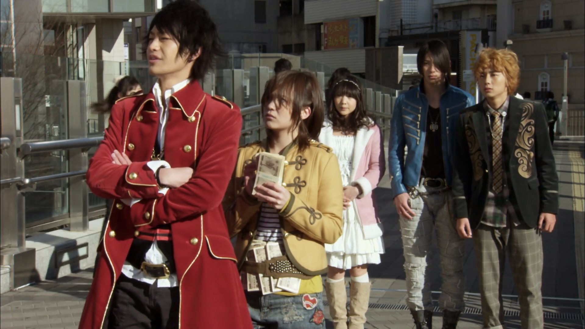 Yui Koike, Kazuki Shimizu, Mao Ichimichi, Ryôta Ozawa, and Yuki Yamada in Kaizoku sentai Gôkaijâ (2011)