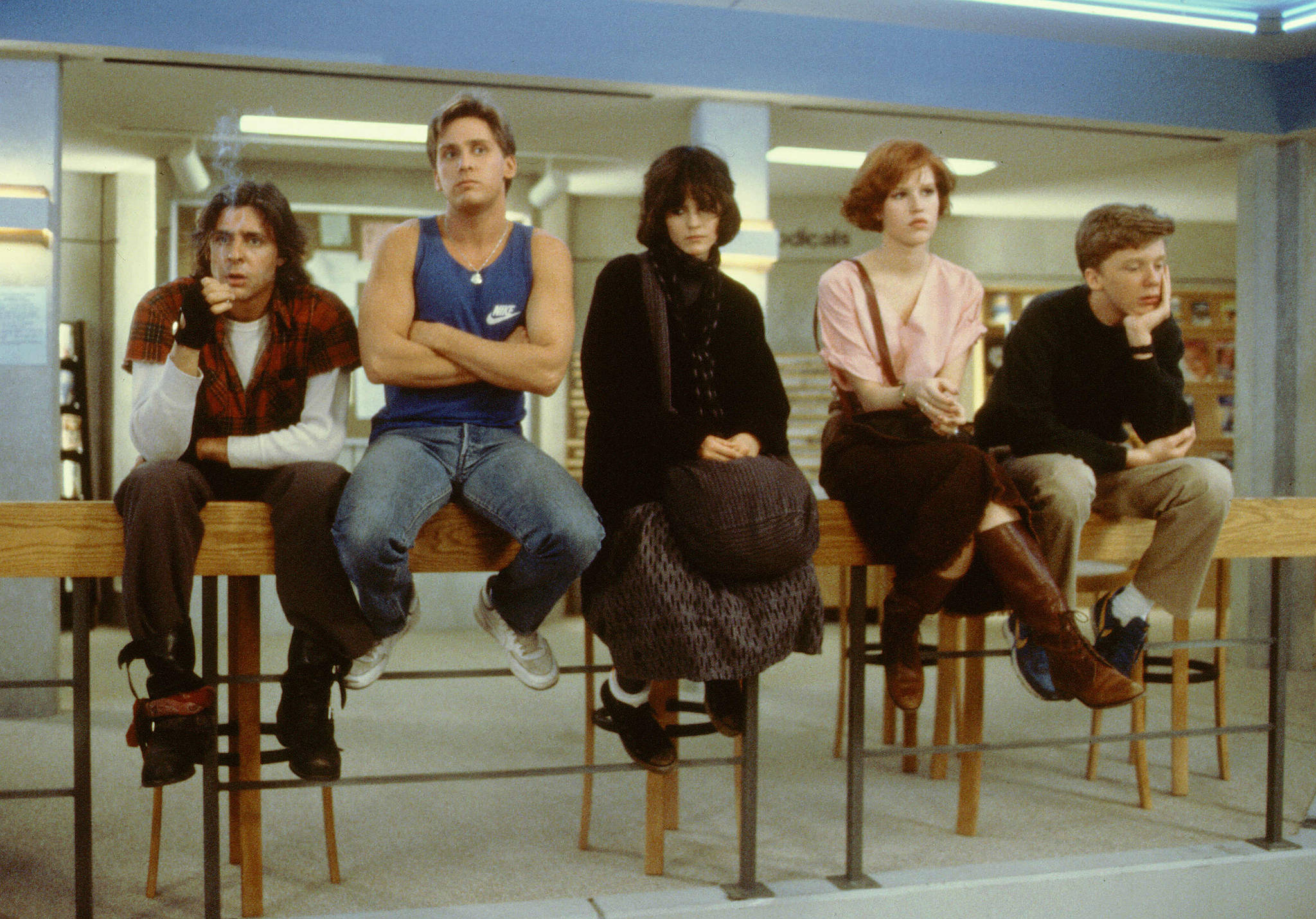 Molly Ringwald, Emilio Estevez, Judd Nelson, Ally Sheedy, and Anthony Michael Hall in Clube dos Cinco (1985)