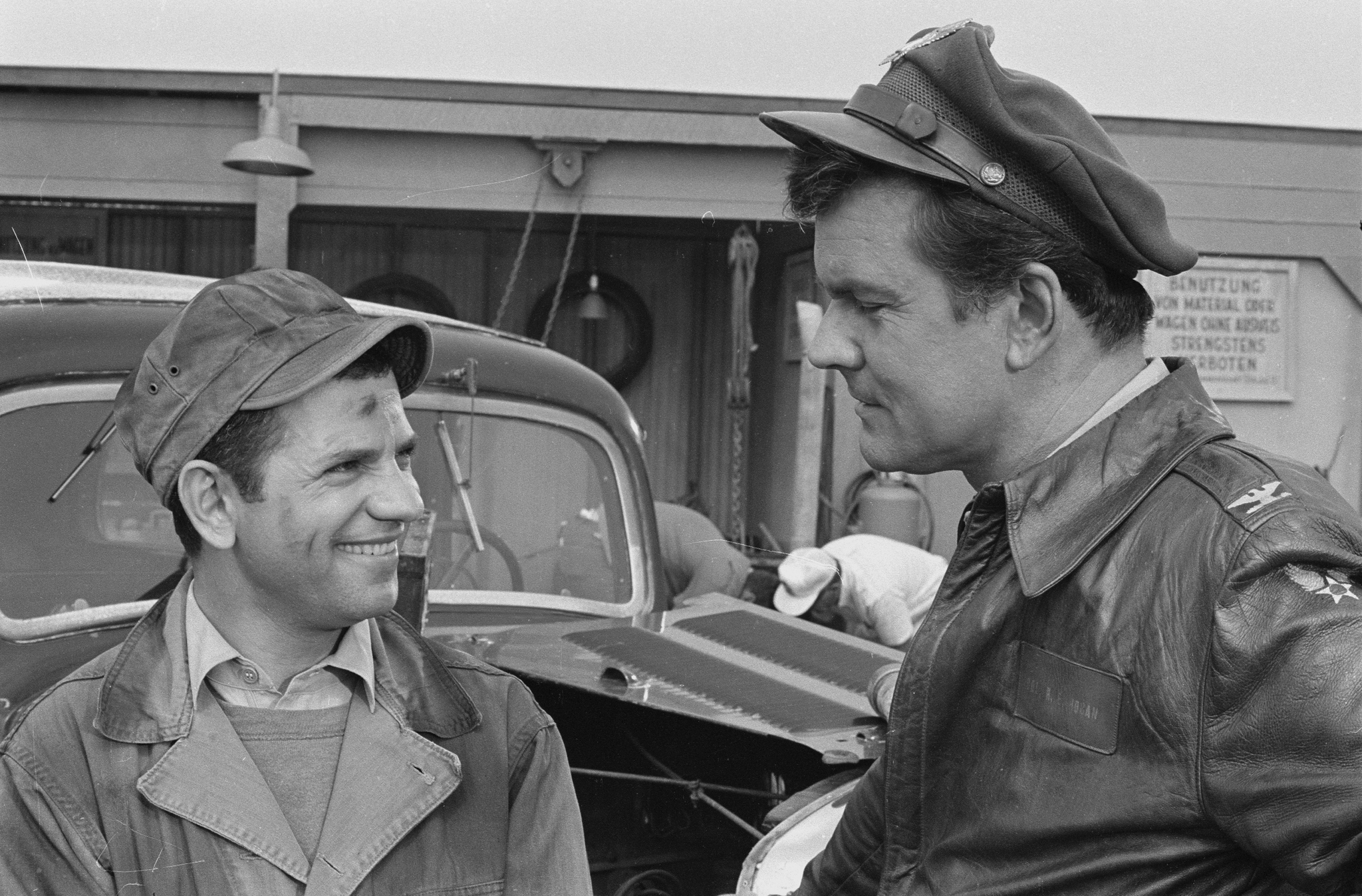 Robert Clary and Bob Crane in Ein Käfig voller Helden (1965)