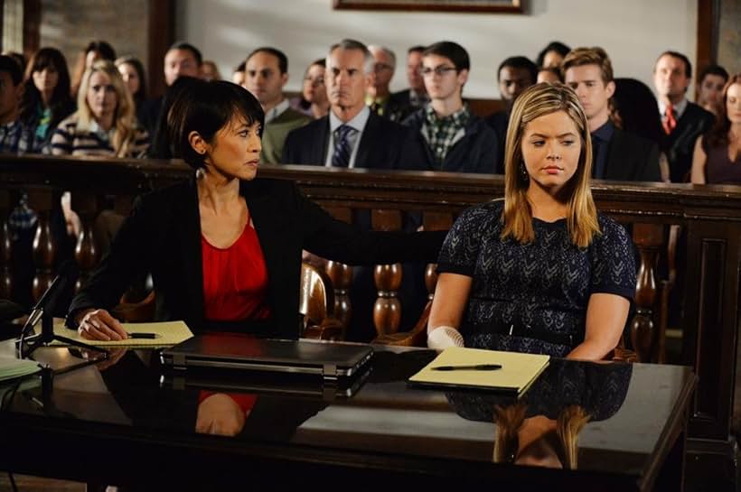 Jim Abele, Lauren Tom, and Sasha Pieterse in Pequeñas mentirosas (2010)