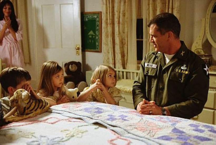 Mel Gibson, Madeleine Stowe, Taylor Momsen, Luke Benward, and Sloane Momsen in We Were Soldiers (2002)