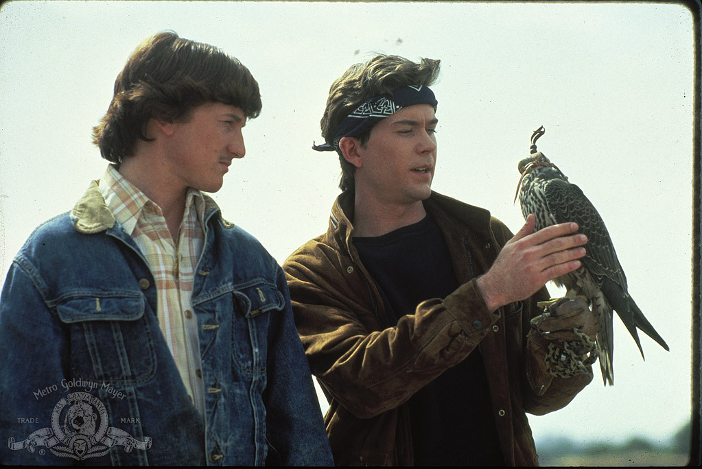 Timothy Hutton and Sean Penn in Le jeu du faucon (1985)