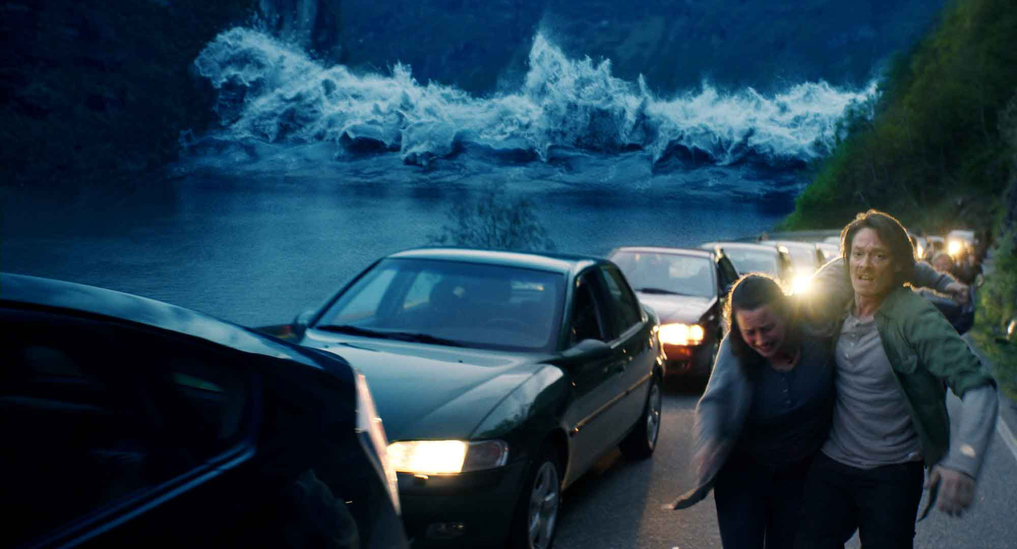 Kristoffer Joner and Silje Breivik in La vague (2015)