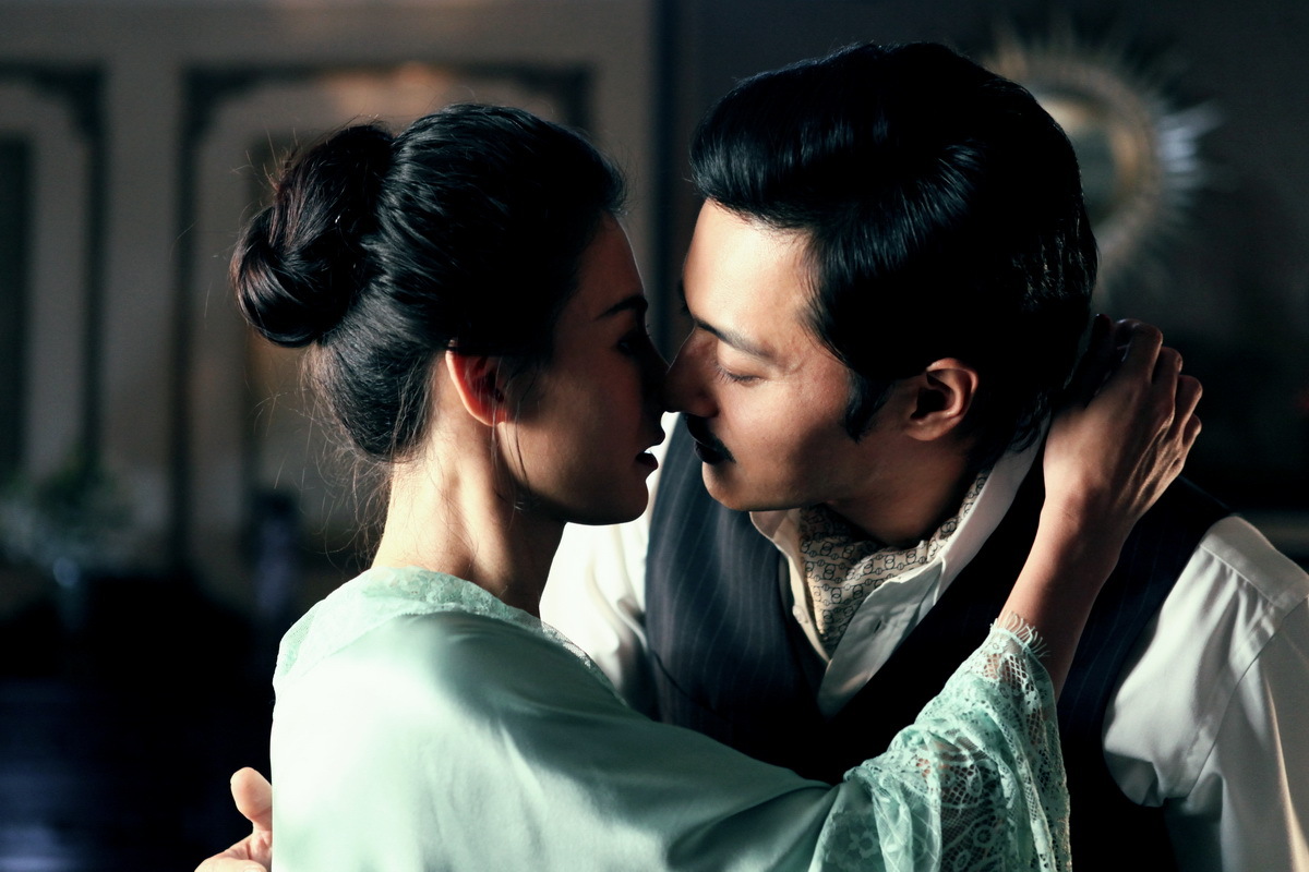 Cecilia Cheung and Jang Dong-gun in Wi-heom-han gyan-gye (2012)