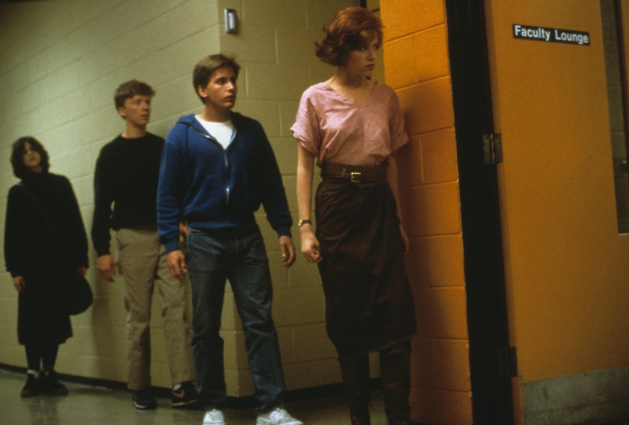 Molly Ringwald, Emilio Estevez, Ally Sheedy, and Anthony Michael Hall in Clube dos Cinco (1985)