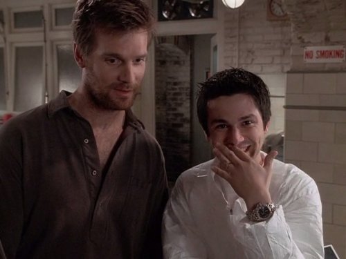 Freddy Rodríguez and Peter Krause in Six Feet Under - Gestorben wird immer (2001)