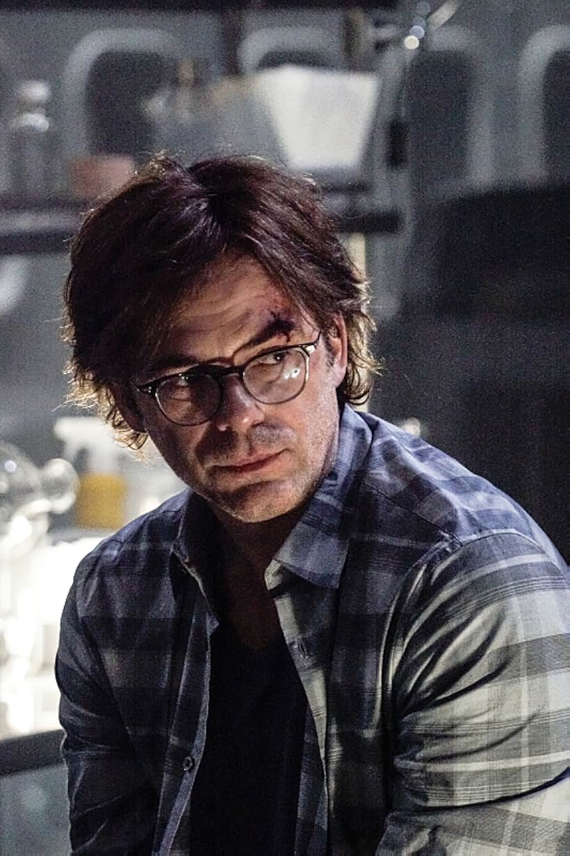 Billy Burke in Zoo (2015)