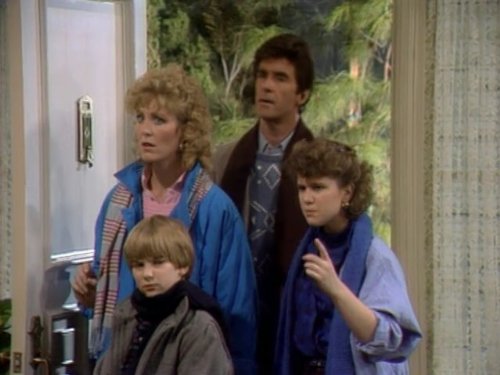 Joanna Kerns, Alan Thicke, Tracey Gold, and Jeremy Miller in Growing Pains (1985)