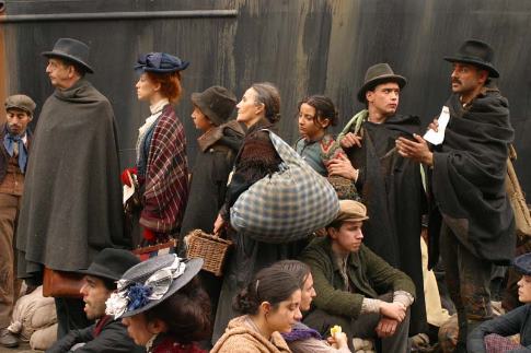 Charlotte Gainsbourg, Vincent Schiavelli, Vincenzo Amato, Aurora Quattrocchi, Filippo Pucillo, Francesco Casisa, Federica De Cola, Isabella Ragonese, and Agustín Bruzzone in Golden Door (2006)