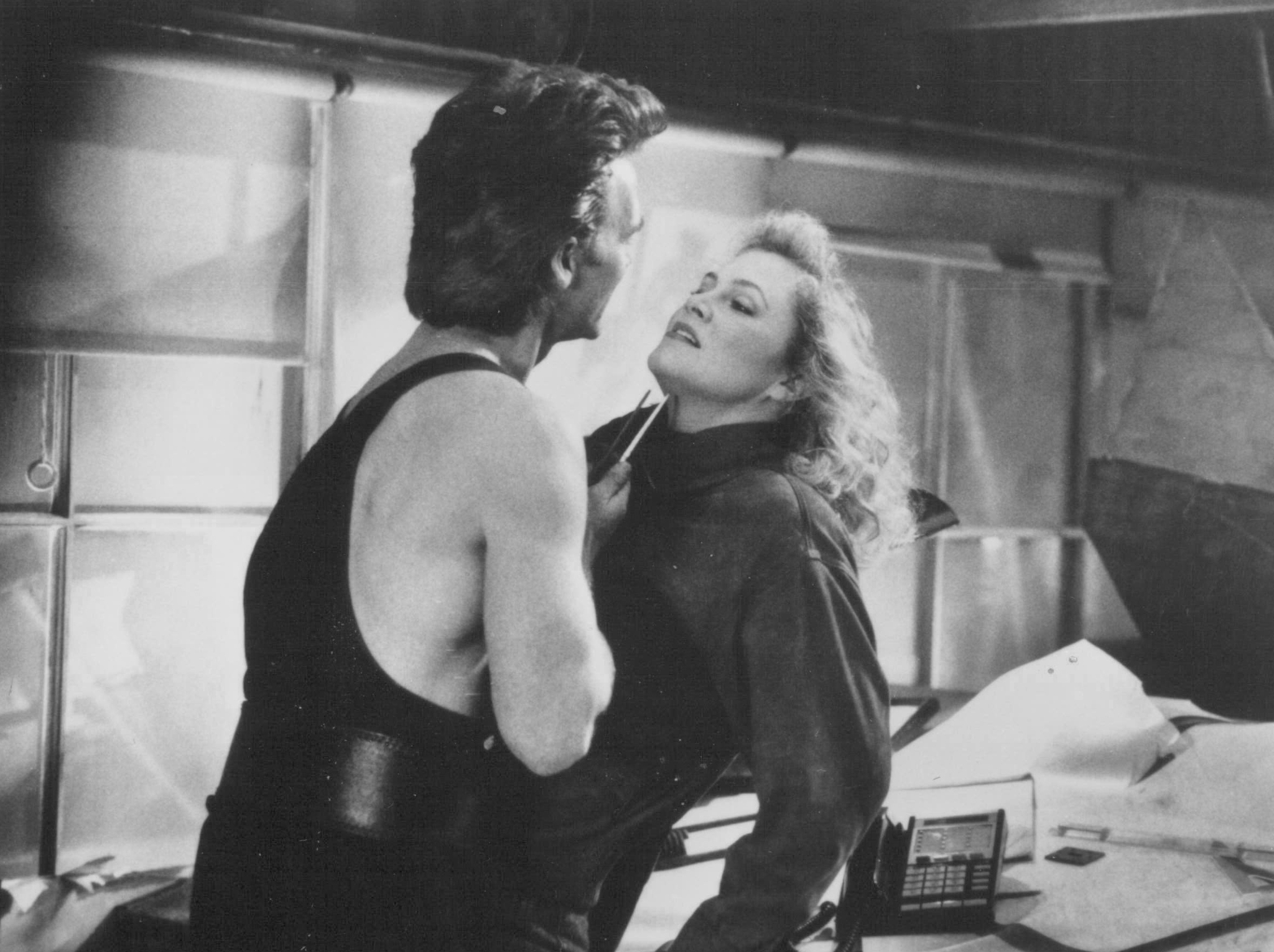 Kathleen Turner and Charles McCaughan in Detective coi tacchi a spillo (1991)