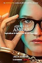 Julia Garner in ¿Quién es Anna? (2022)