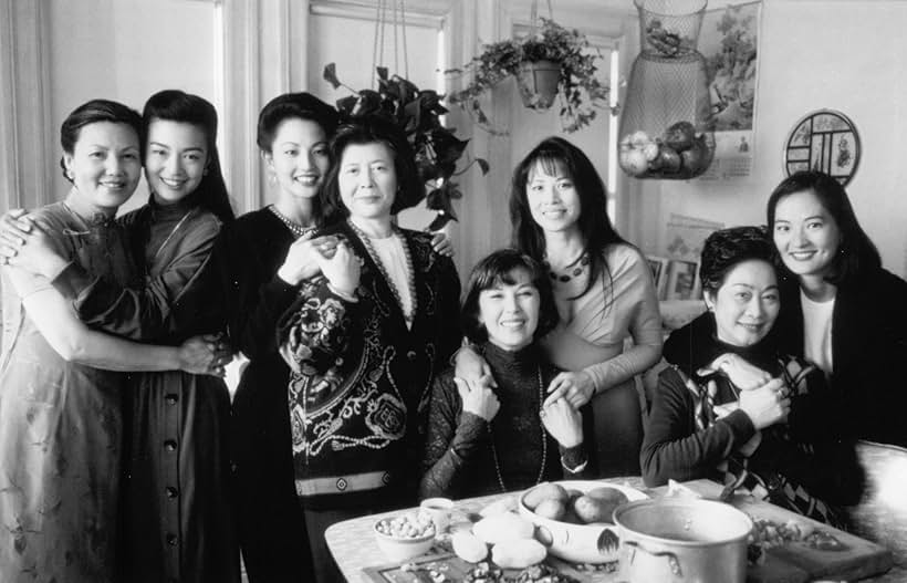 Tamlyn Tomita, Rosalind Chao, Ming-Na Wen, Tsai Chin, Kieu Chinh, Lisa Lu, France Nuyen, and Lauren Tom in El club de la buena estrella (1993)