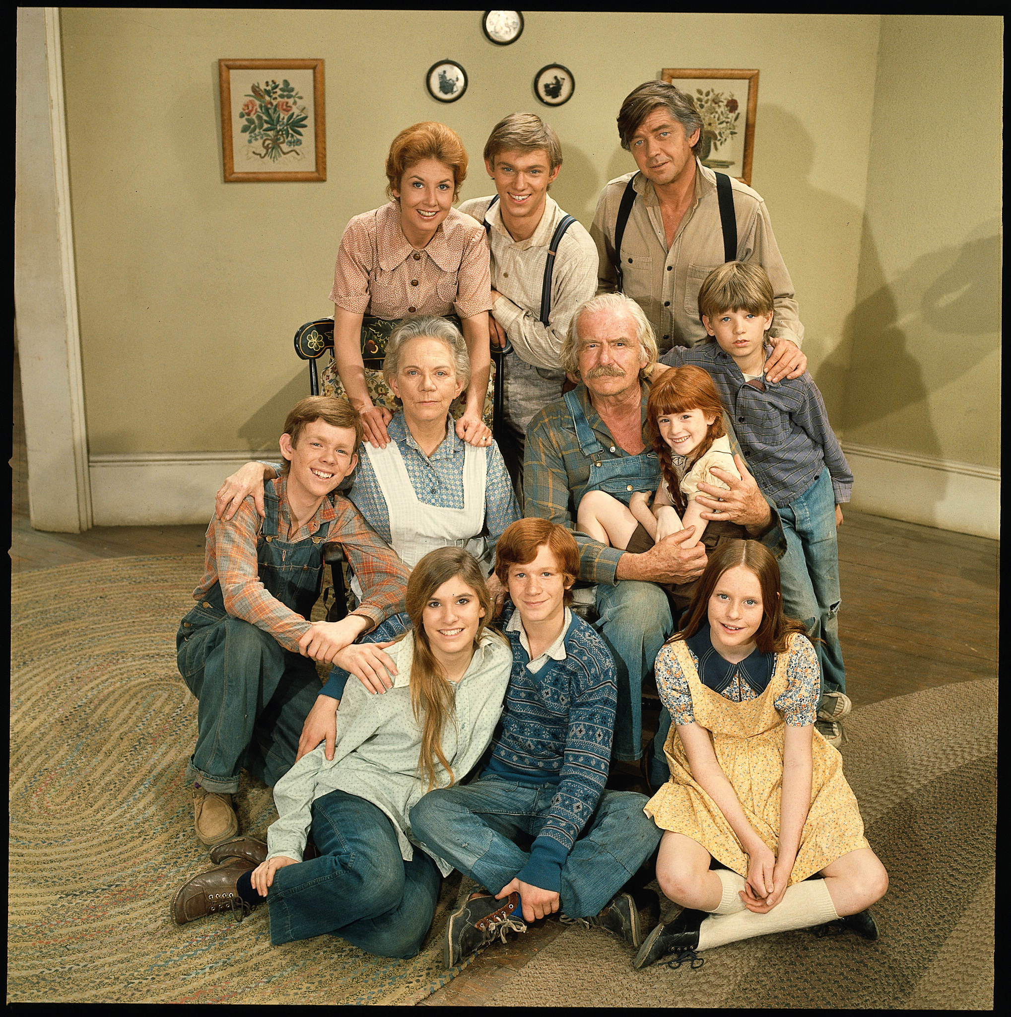 Richard Thomas, Will Geer, Judy Norton, Ellen Corby, Kami Cotler, David W. Harper, Michael Learned, Mary Beth McDonough, Eric Scott, Ralph Waite, and Jon Walmsley in The Waltons (1972)